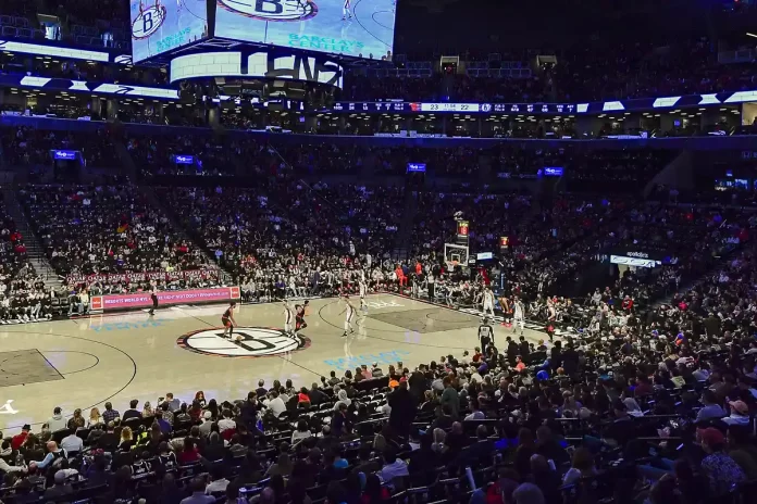 Jogadores de basquete na grande arena profissional durante o jogo