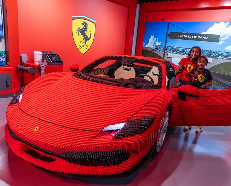 Ferrari feita de LEGO em tamanho real