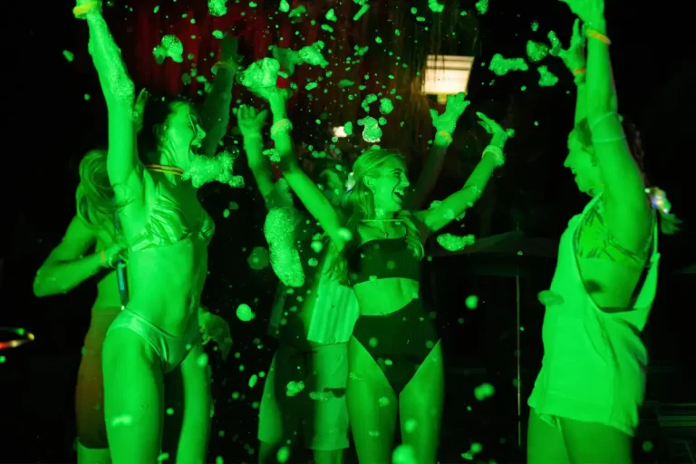 AquaGlow traz luzes, música e muito mais as noites do Aquatica em Orlando