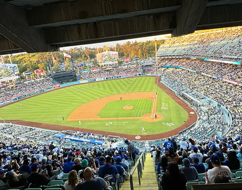 Visão do jogo de beisebol no estádio do Dodgers