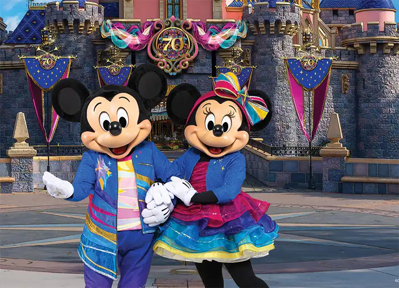 Mickey e Minnie em roupas especiais para celebrar os 70 anos da Disneyland.