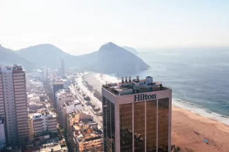 Hotéis Hilton preparam estadias especiais para eventos no Rio de Janeiro em 2025