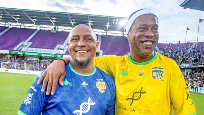 Ronaldinho Gaúcho e Roberto Carlos promovem jogo festivo em Miami